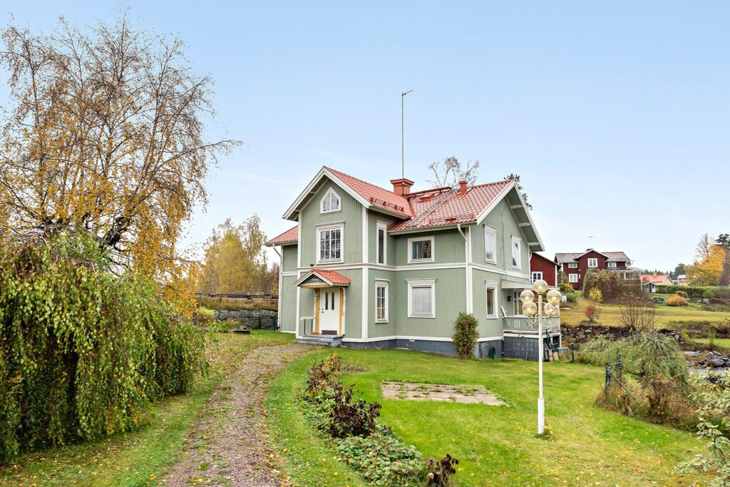 Takrenovering Tegeltak Attefallshus. Värmdö Mörtnäs