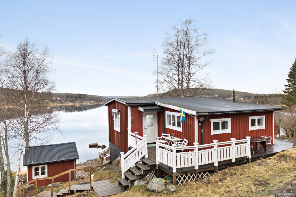 Ommålning av Attefallshus. Haninge Kumla