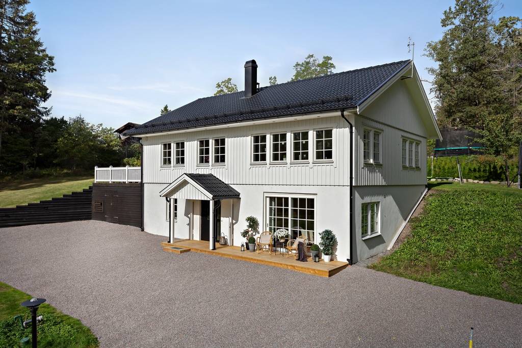 Takläggning bandtäckt dubbelfalsat plåt utbyggnad villa. Saltsjö Boo Kummelnäs Nacka