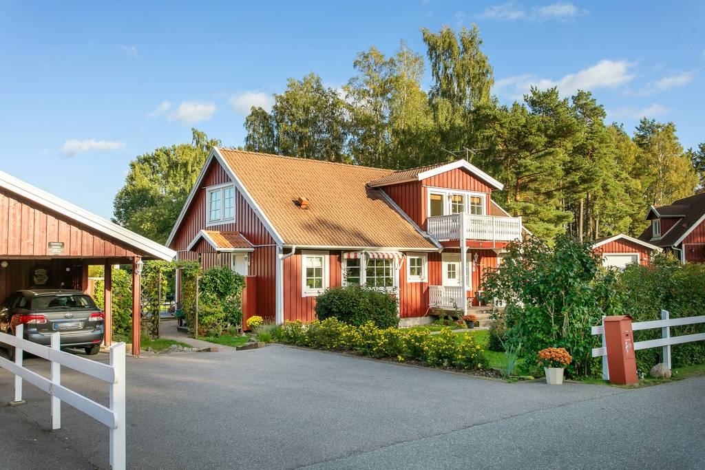 Takrenovering villatak betongpannor. Roslagen Åkersberga