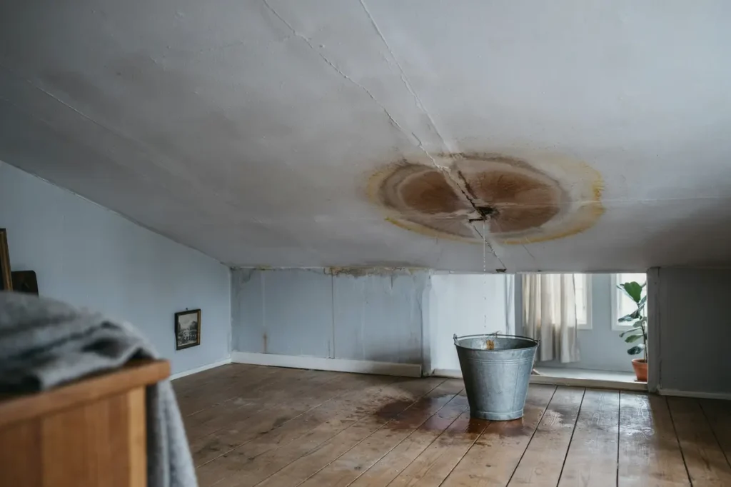 vatten fr n innertaket i villa s fels ker du l ckan
